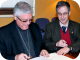 Joan Piris i Joan Viñas a la signatura del conveni entre la UdL i el Bisbat 
