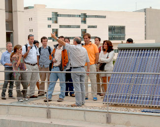 Experti Xilens visiten el CREA de la UdL interesasnt-se per les plaques solars