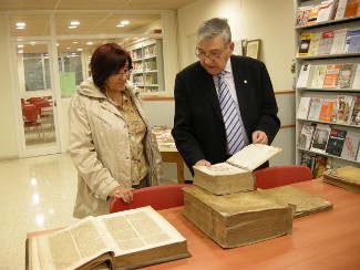 Rosa Rosó i Hug Bañeres a la biblitoeca de Lletres de la Universitat de Lleida