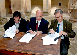 Tresserres, Ramon Jounou, i el rector de la UdL, Joan Viñas, a la signatura del conveni