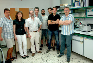 Investigadors del grup de Fisicoquímica de la UdL al laboratori