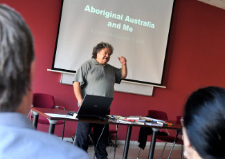 L'escriptor aborigen australià Philip McLaren apropa la seua cultura a la UdL - Universitat de Lleida (UdL) 