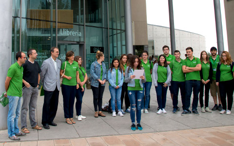 Els voluntaris de la caravana amb els representants de les universitats de Lleida i Saragossa. FOTO: UdL