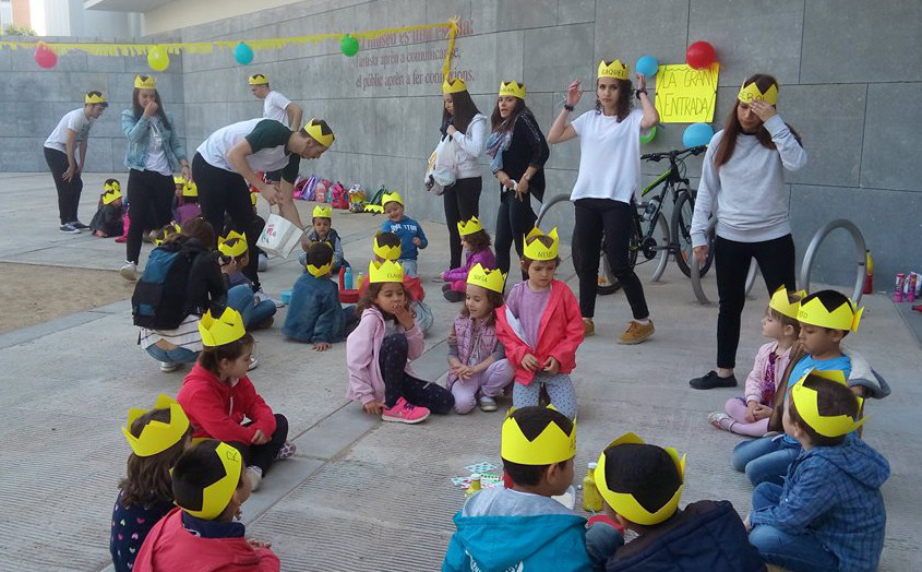 Un centenar d'infants aprenen de la música de circ  En una activitat organitzada per la Facultat d'Educació i la Banda municipal de Lleida