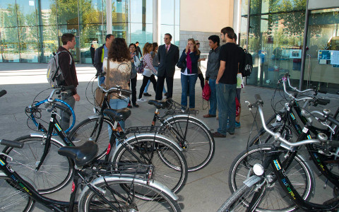 Bicicletes per a prop d'un centenar d'alumnes de la UdL  Els primers 15 beneficiaris les han recollit avui al campus de Cappont